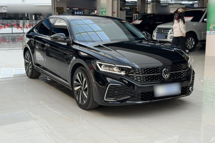 Used Volkswagen Passat 2022 330TSI Starry Luxury Edition – Exclusive Special Edition
