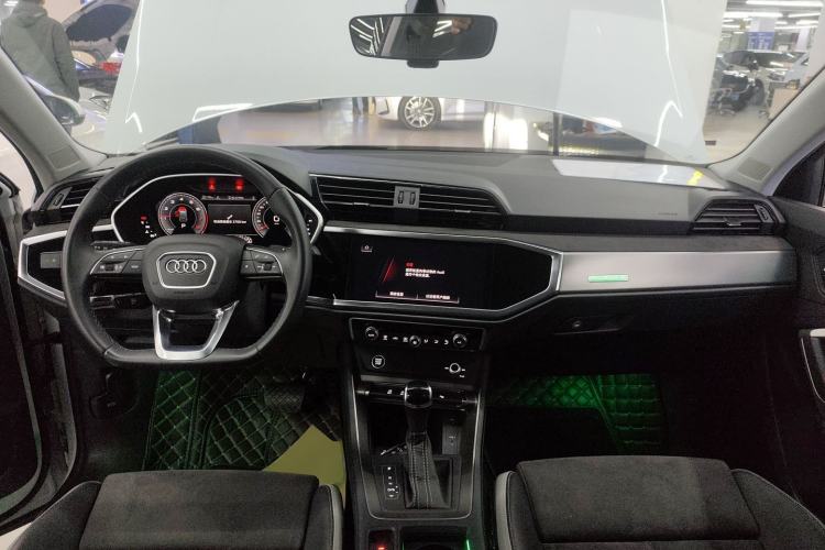 Used Audi Q3 2023 35 TFSI Fashion Dynamic Model (1.4T) Center Console