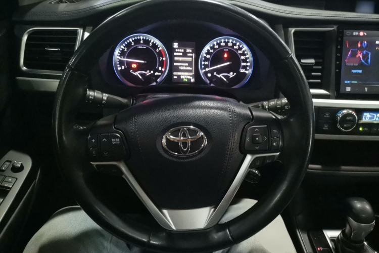Used Toyota Highlander 2018 2.0T Two-Wheel-Drive Luxury Edition 7 Seats Emission Standard China V Steering Wheel