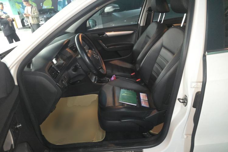 Used Volkswagen Lavida 2013 Revised Version 1.6L Automatic Luxury Edition Left Front Seat