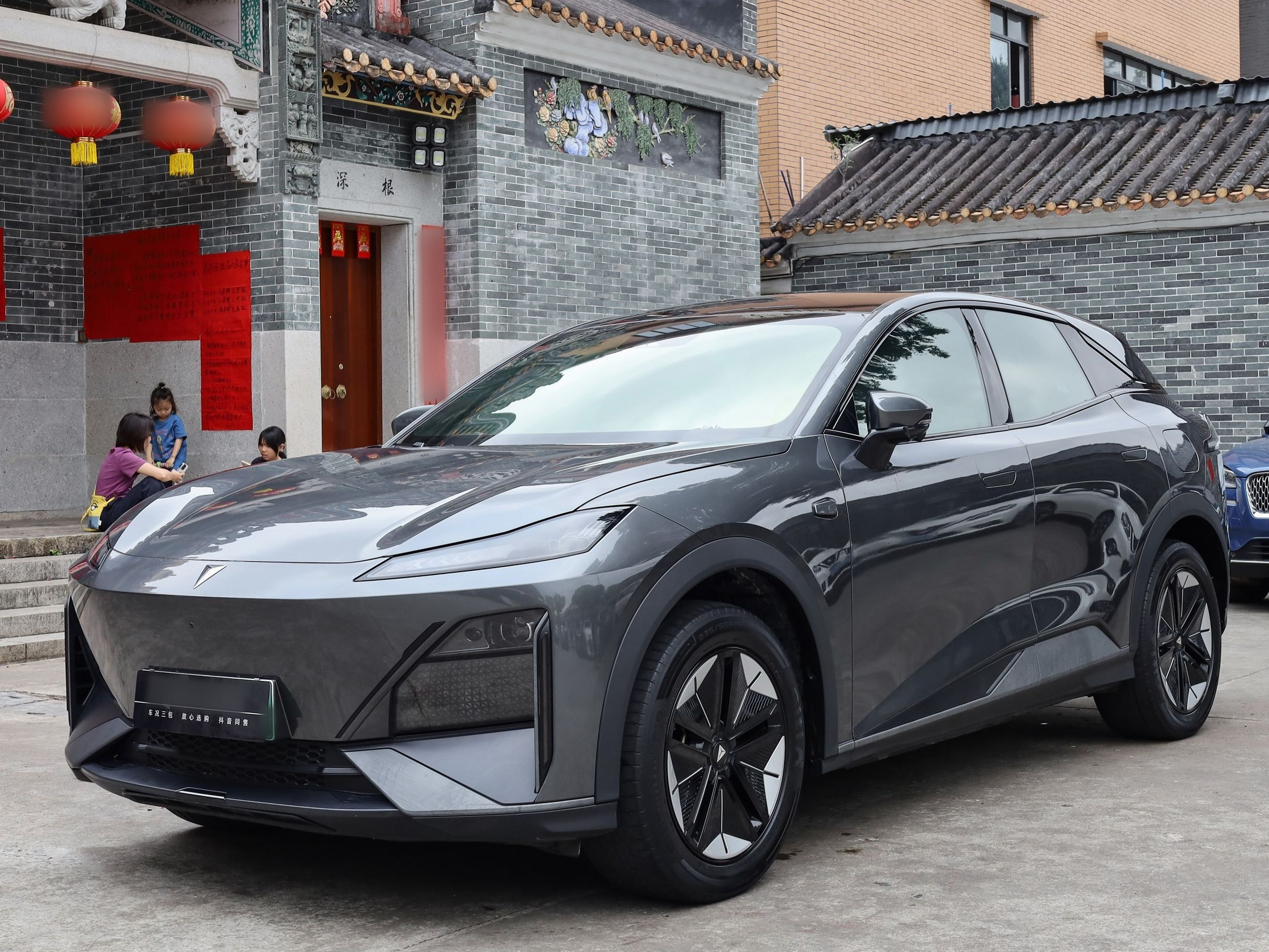 Под передней частью автомобиля