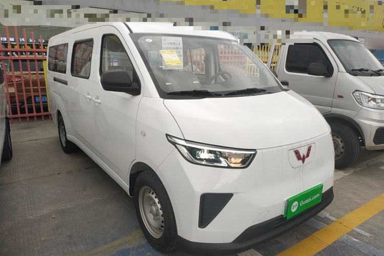 Used Wuling Yangguang 2024 300KM Comfort Version Passenger Van 75kW Exterior 1
