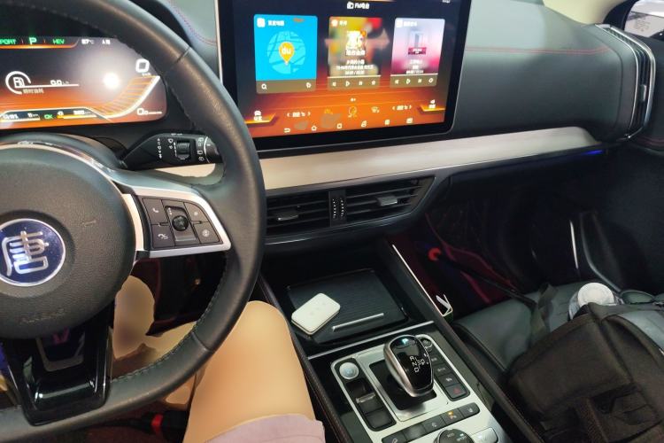 Used BYD Tang New Energy 2018 DM 2.0T All-Wheel Drive Smart Connect Elite 7-Seater China V Emission Standard Center Console