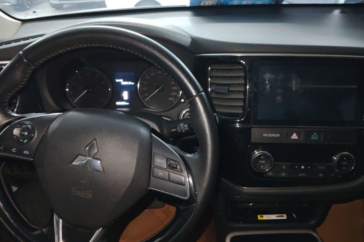 Used Mitsubishi Outlander 2019 2.0L Two-Wheel Drive Comfort Edition 7-Seater China VI Standard Center Console