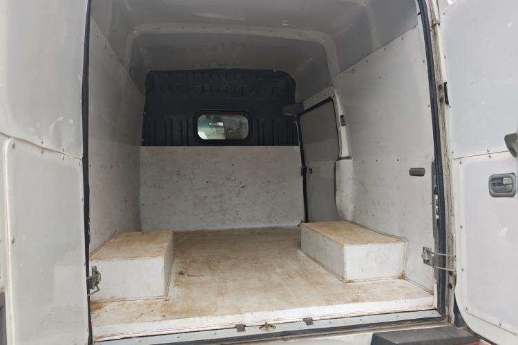 Used Iveco Daily 2021 2.5T V35 2-3 Seater Short Wheelbase Mid-Roof Design Dual Tires Manual Doors
