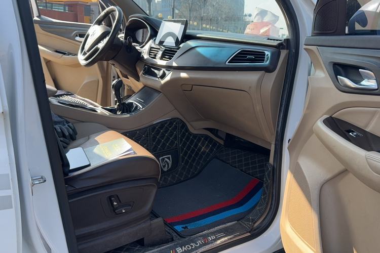 Used Baojun 730 2017 1.5T Manual Prestige Version 7 Seats Interior 4