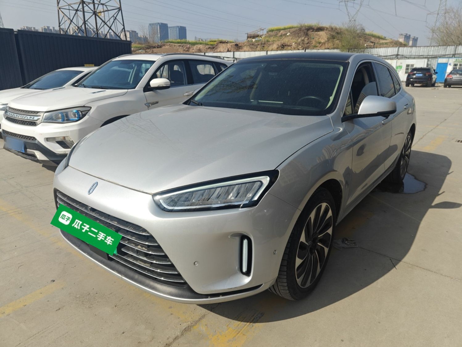 تحت مقدمة السيارة