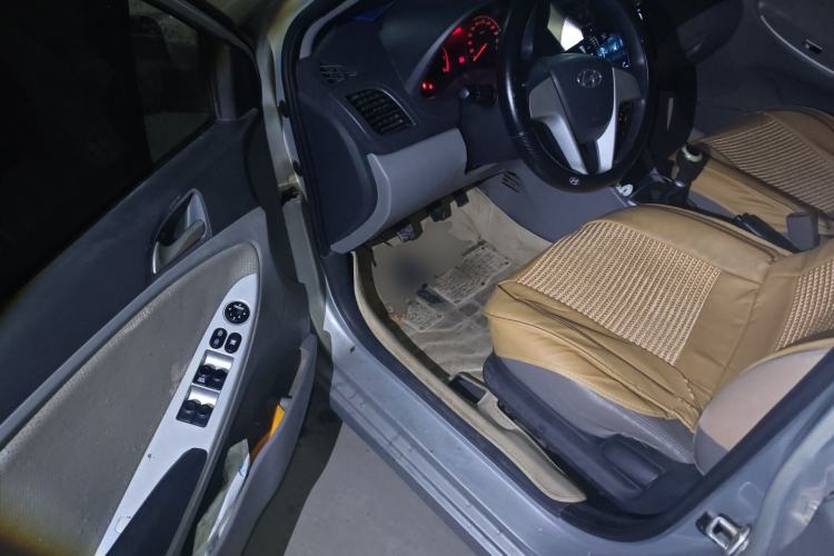 Used Hyundai Verna (older generation) 2010 Sedan 1.4L Manual Comfort GS Driver Seat