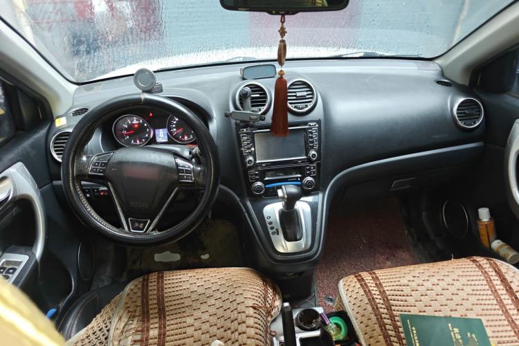 Used Haval H6 2013 Upgraded Model 2.4L Automatic Two-Wheel Drive Elite Version Center Console