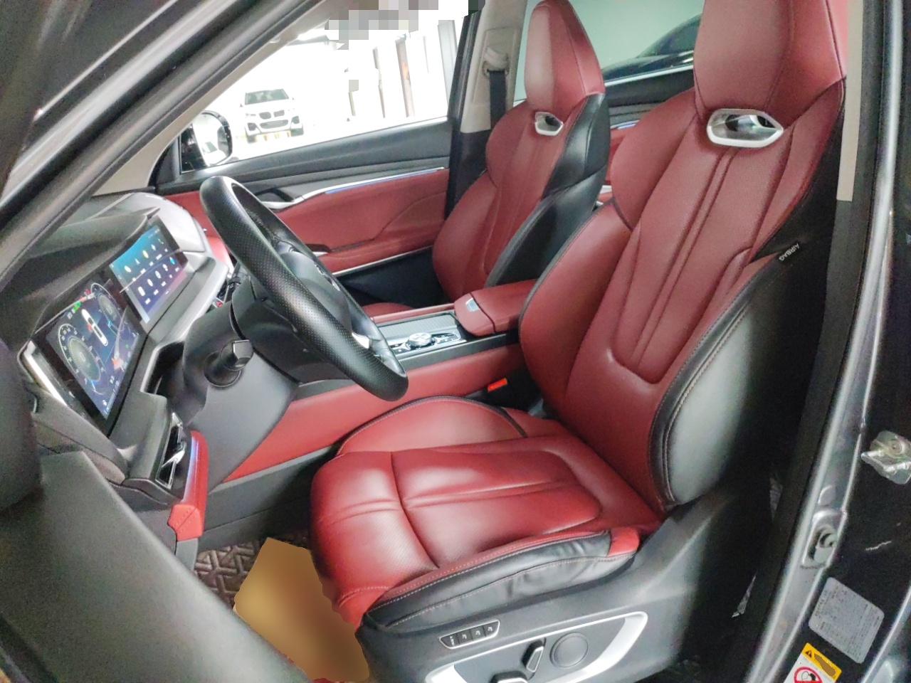 Переднее сиденье в автомобиле