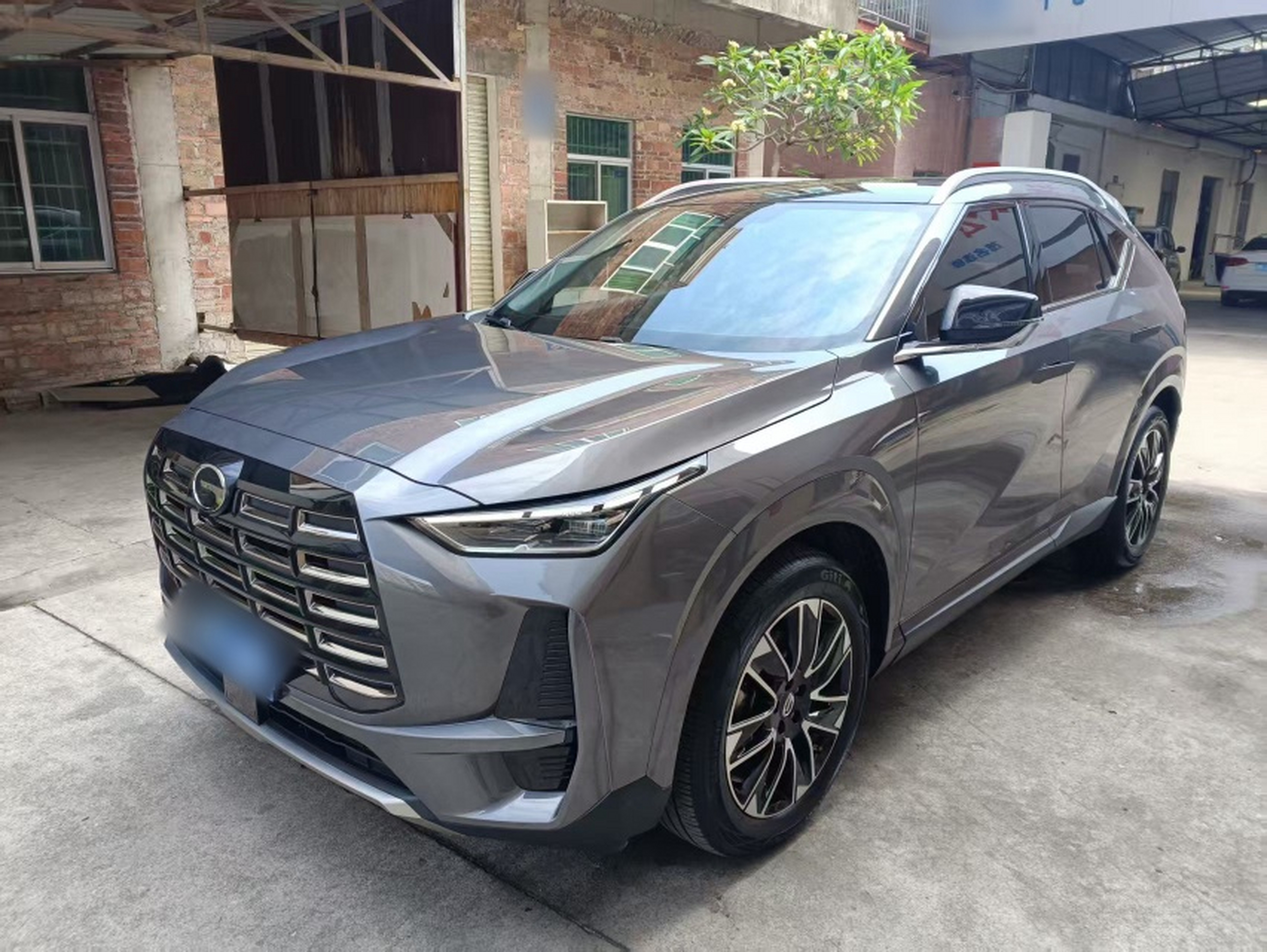 Под передней частью автомобиля