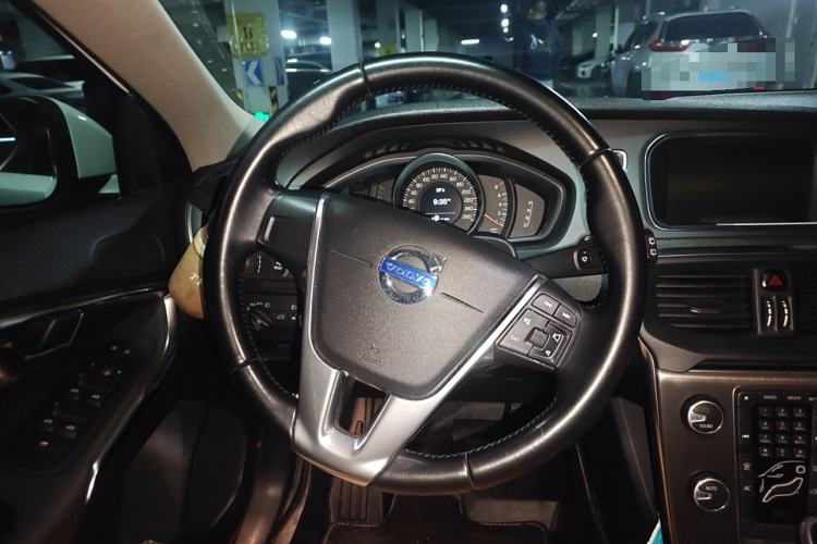 Used Volvo V40 2013 2.0T Zhiyi Edition
