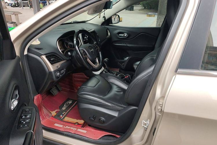 Used Jeep Cherokee 2017 2.0L Superior Edition Left Front Seat