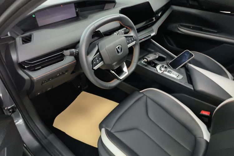 Used CHANGAN UNI-V 2023 1.5T Prestige Model
