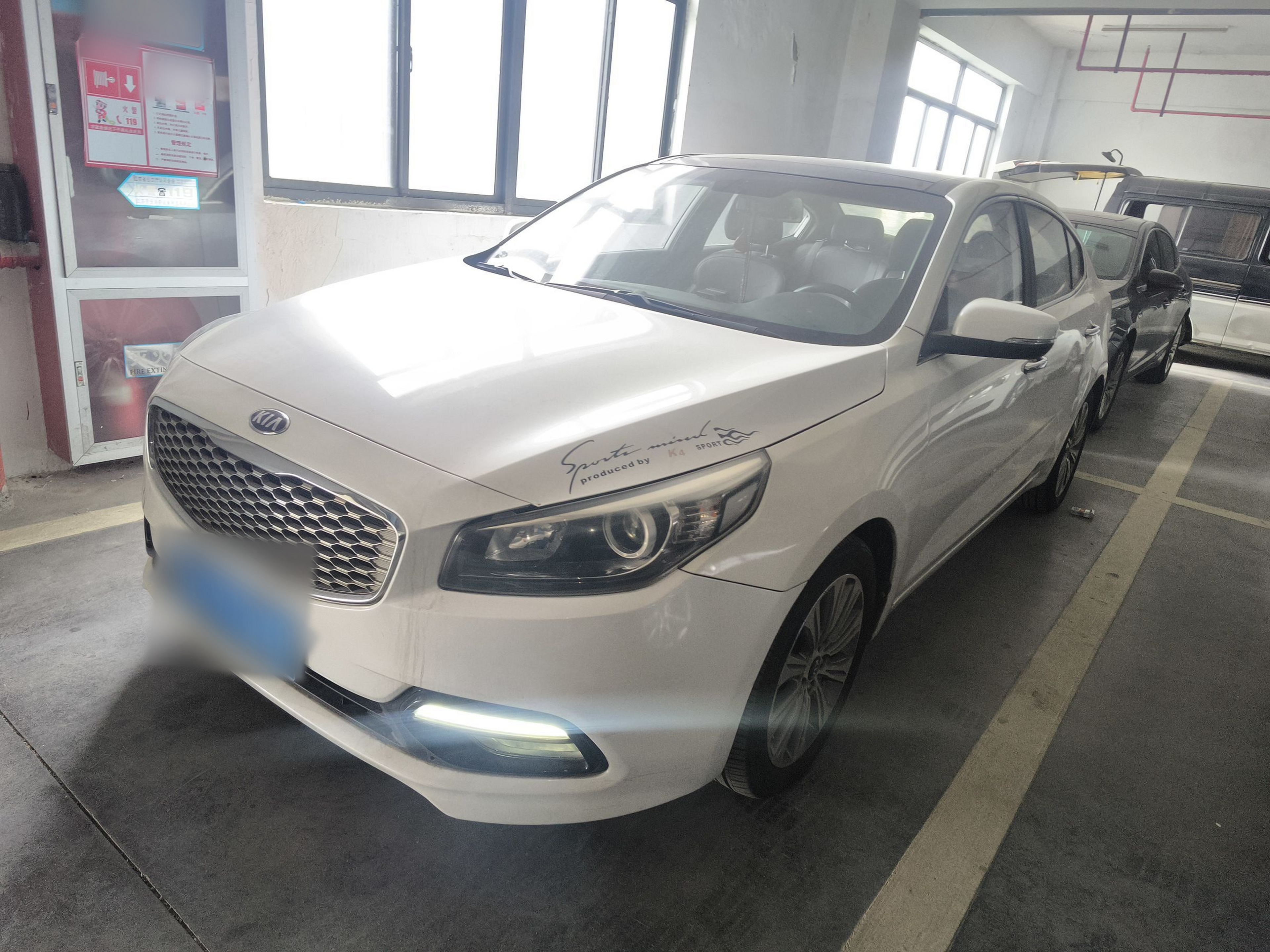 Под передней частью автомобиля