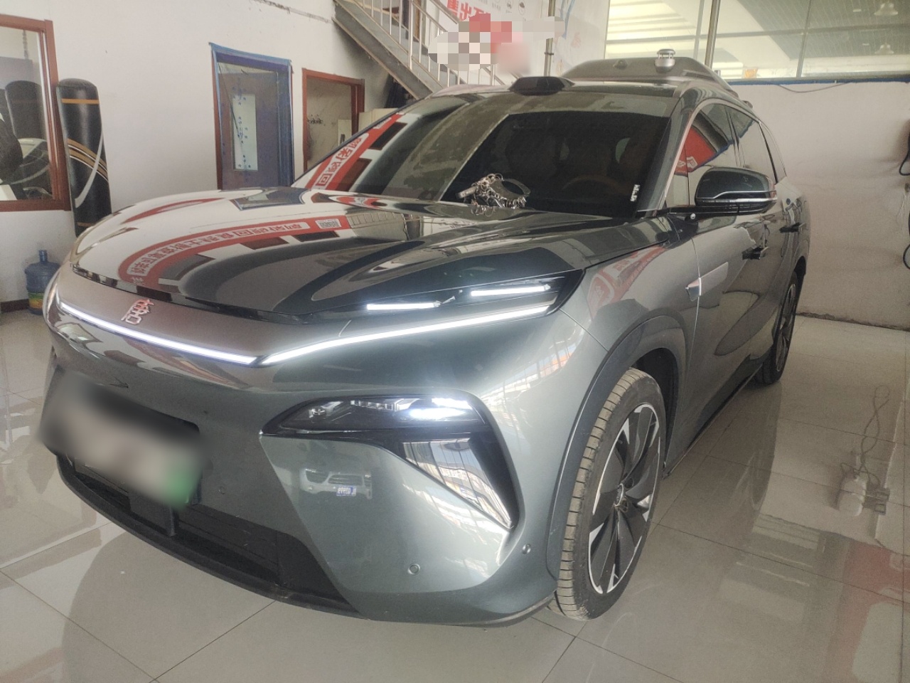 تحت مقدمة السيارة