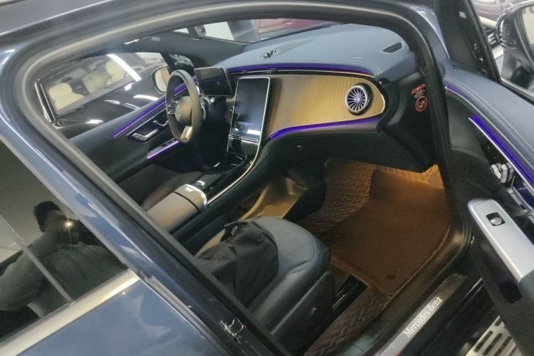 Used Mercedes-Benz EQE SUV 2023 350 4MATIC Pioneer Edition Right Front Seat