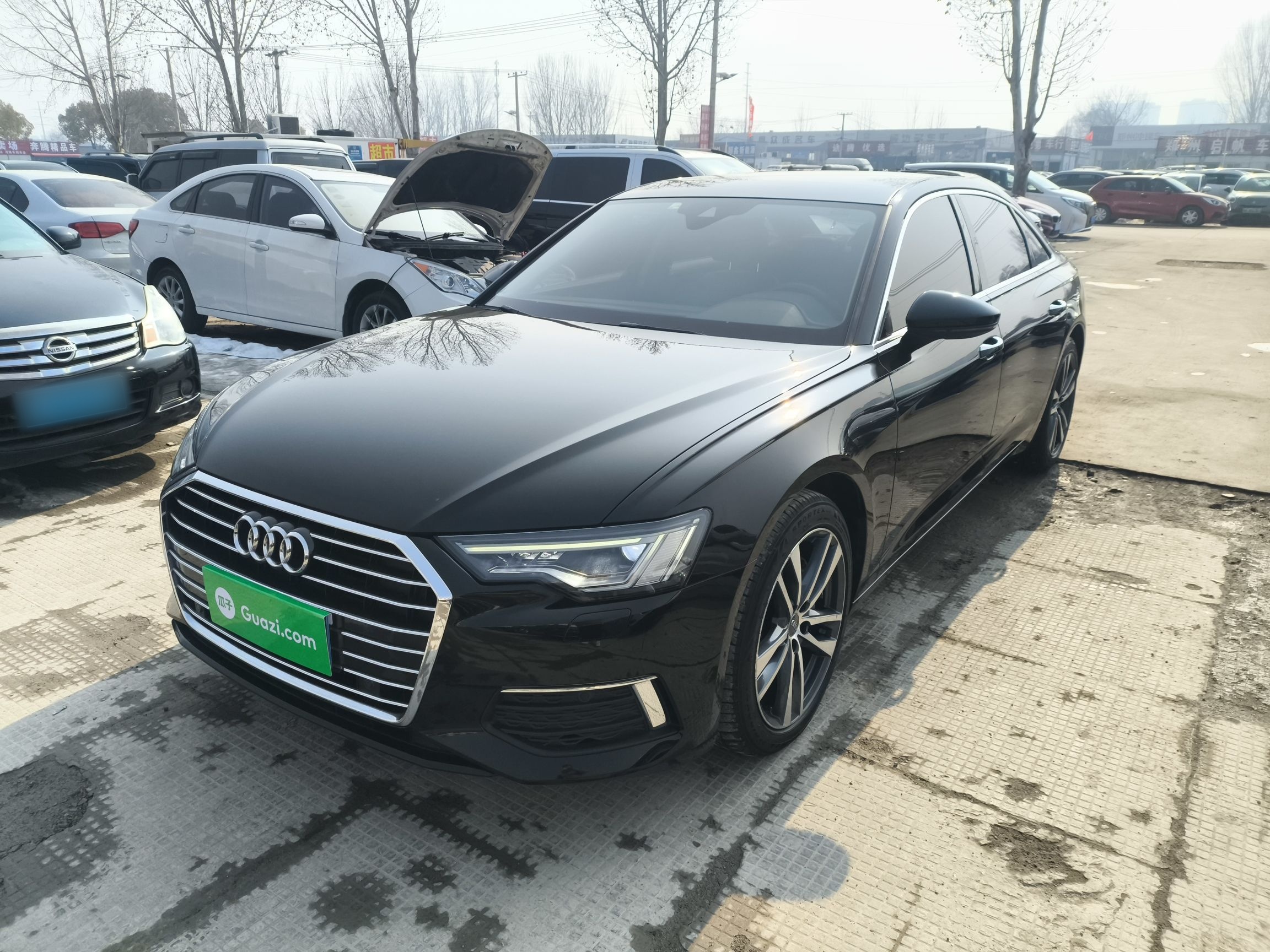 Под передней частью автомобиля