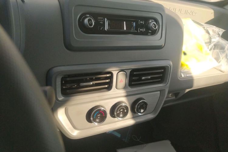 Used Wuling Yangguang 2024 300km Comfort-Grade Passenger Van 60kW