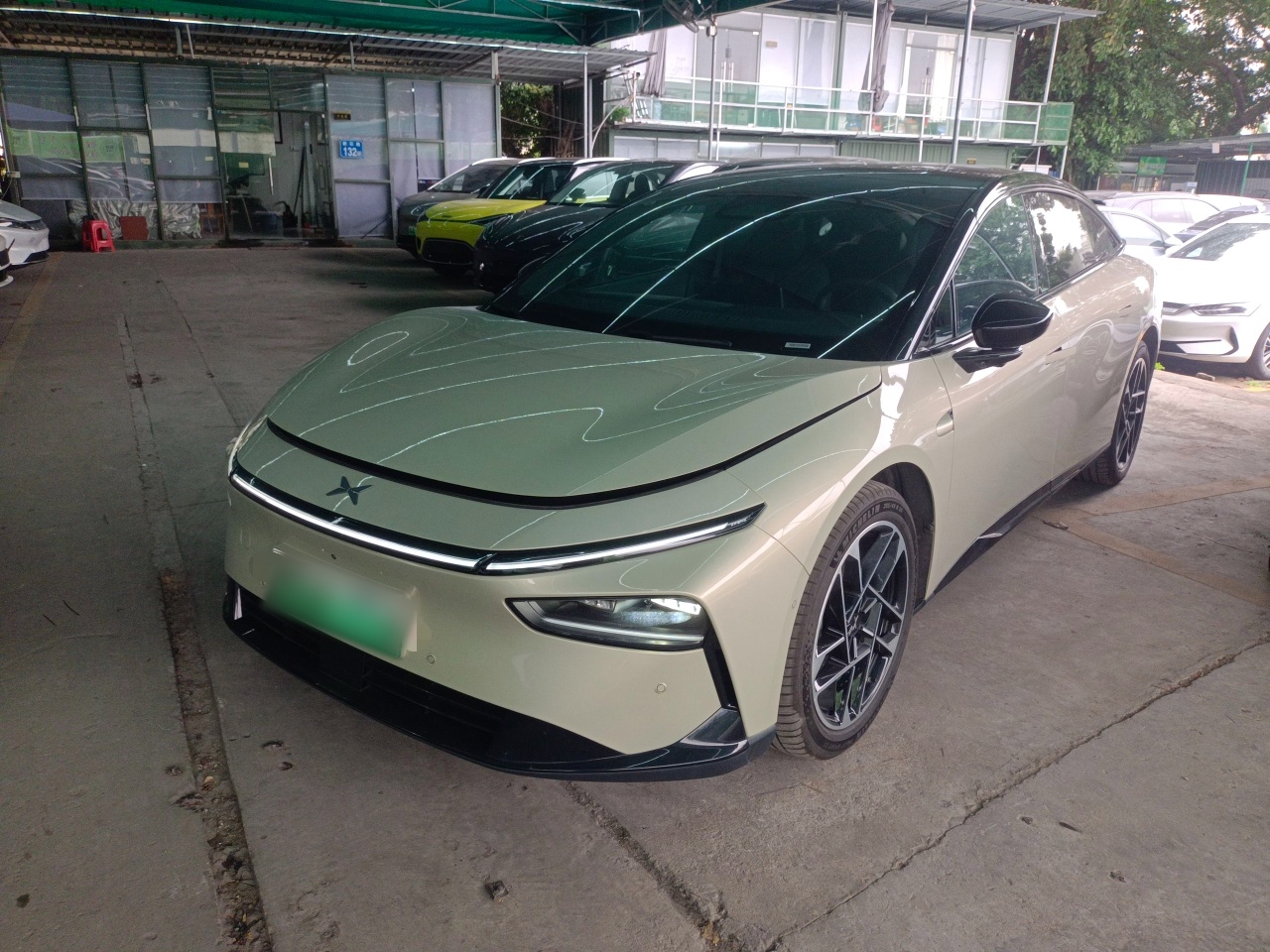 تحت مقدمة السيارة