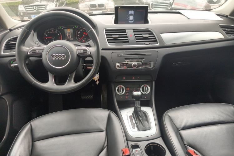 Used Audi Q3 2015 35 TFSI Comfort Model Center Console