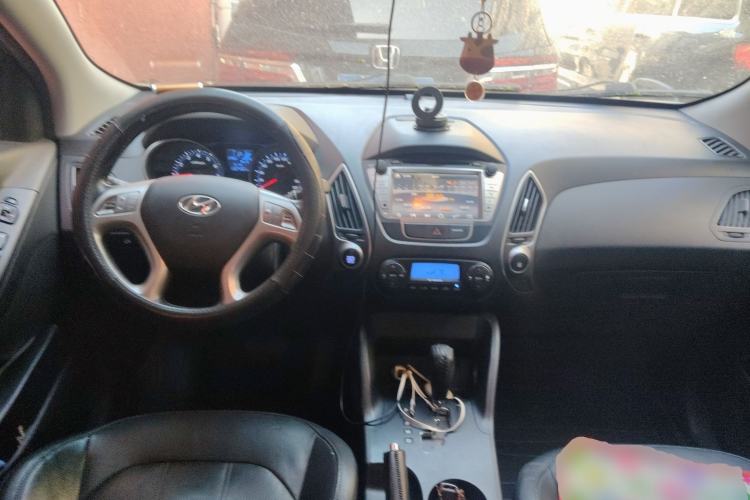 Used Hyundai ix35 2013 2.0L Automatic Two-Wheel Drive Smart GLS China V Standard Center Console