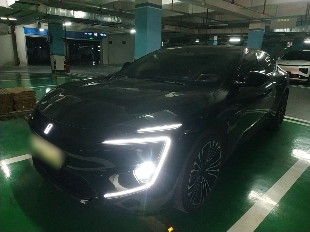 Под передней частью автомобиля