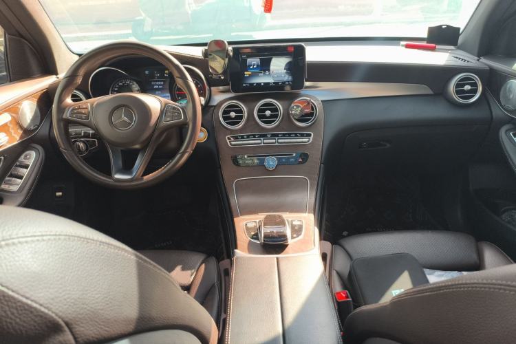 Used Mercedes-Benz GLC 2016 GLC 300 4MATIC Dynamic Model Center Console