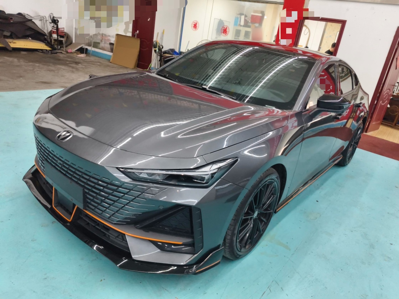 تحت مقدمة السيارة