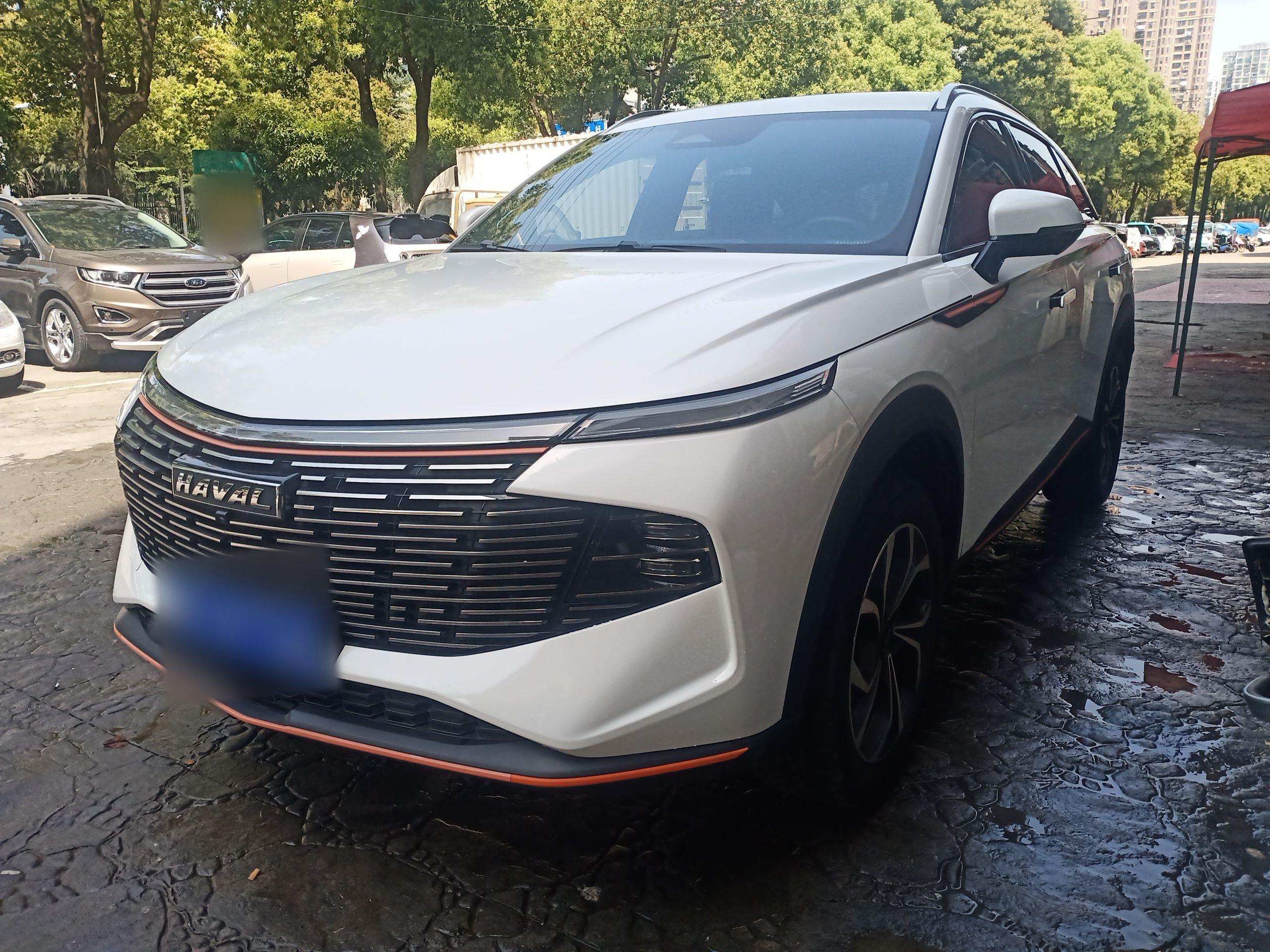 تحت مقدمة السيارة