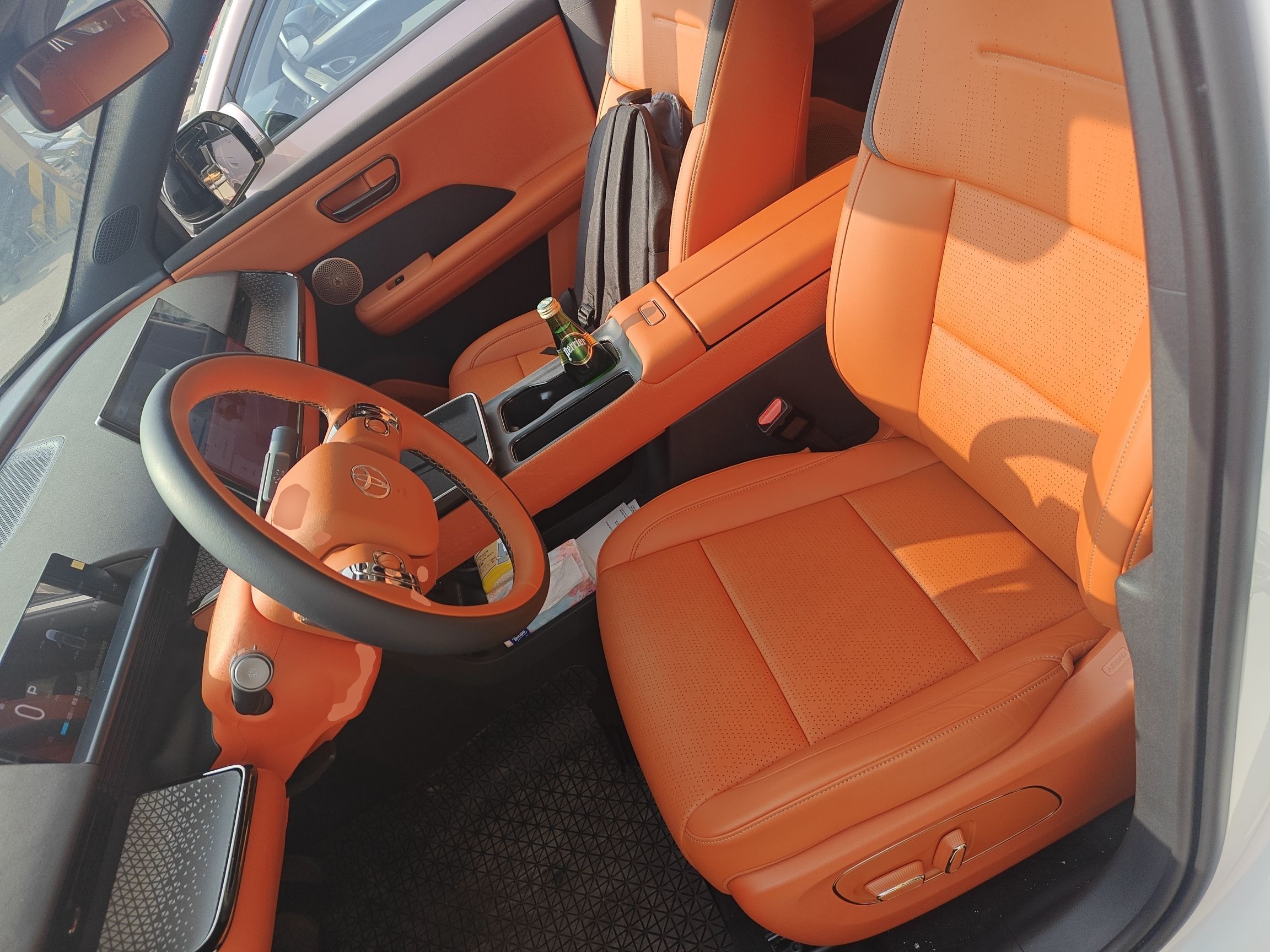 المقاعد الأمامية داخل السيارة