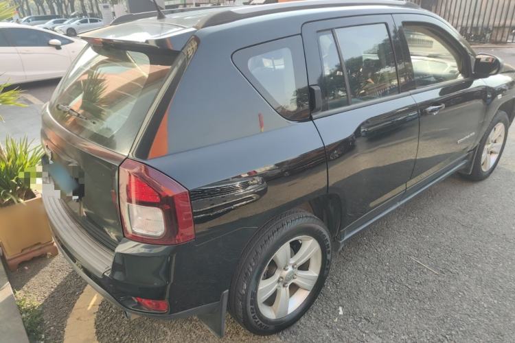 Used Jeep Compass 2015 2.0L two-wheel drive sport version

