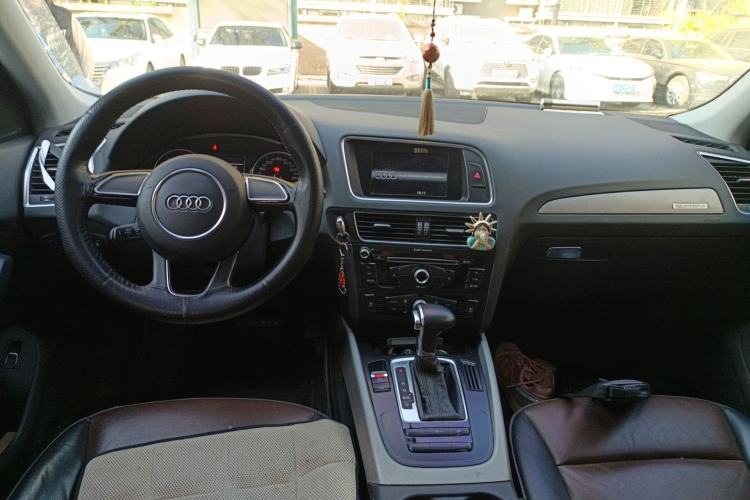 Used Audi Q5 2017 Plus 40 TFSI Technology Model Center Console