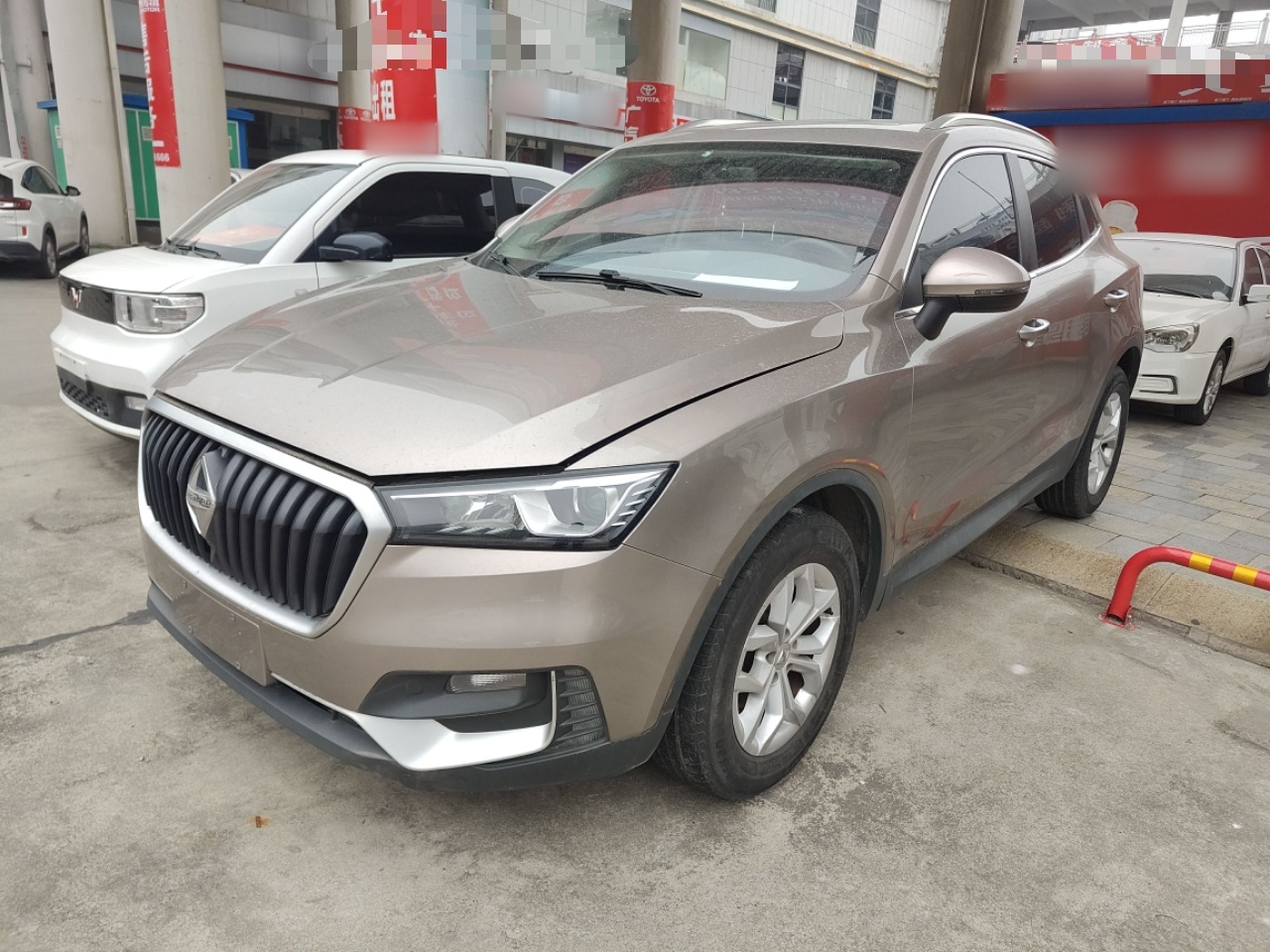 تحت مقدمة السيارة