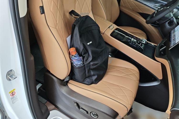 Used Denza D9 2024 DM-i 1050 Luxury Model
