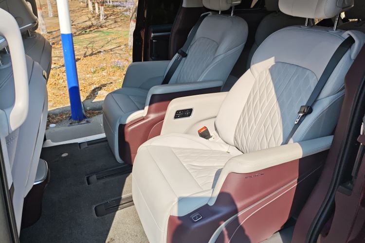 Used Buick GL8 2023 Avenir Aivia Six-Seat Deluxe Edition Left Rear Seat