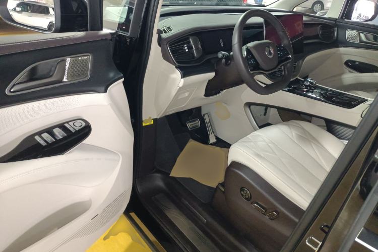 Used Denza D9 2025 DM-i Intelligent Drive 1020 Four-Wheel Drive Flagship Model
