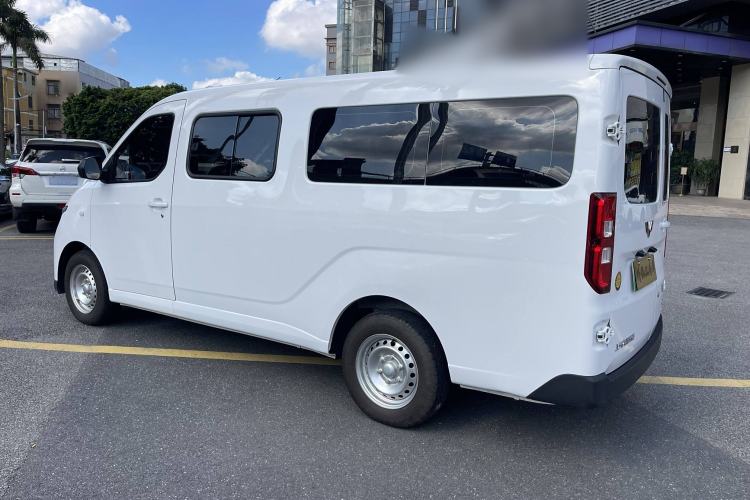 Used Wuling Yangguang 2024 300KM Comfort Version Passenger Van 75kW