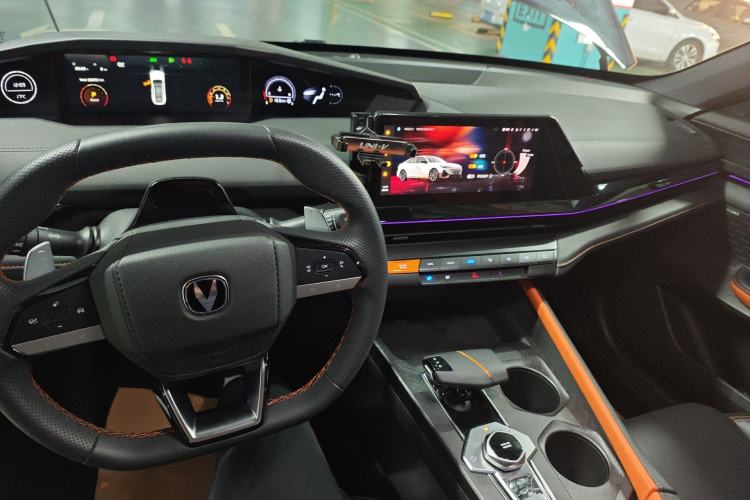 Used CHANGAN UNI-V 2022 1.5T Prestige Version Center Console