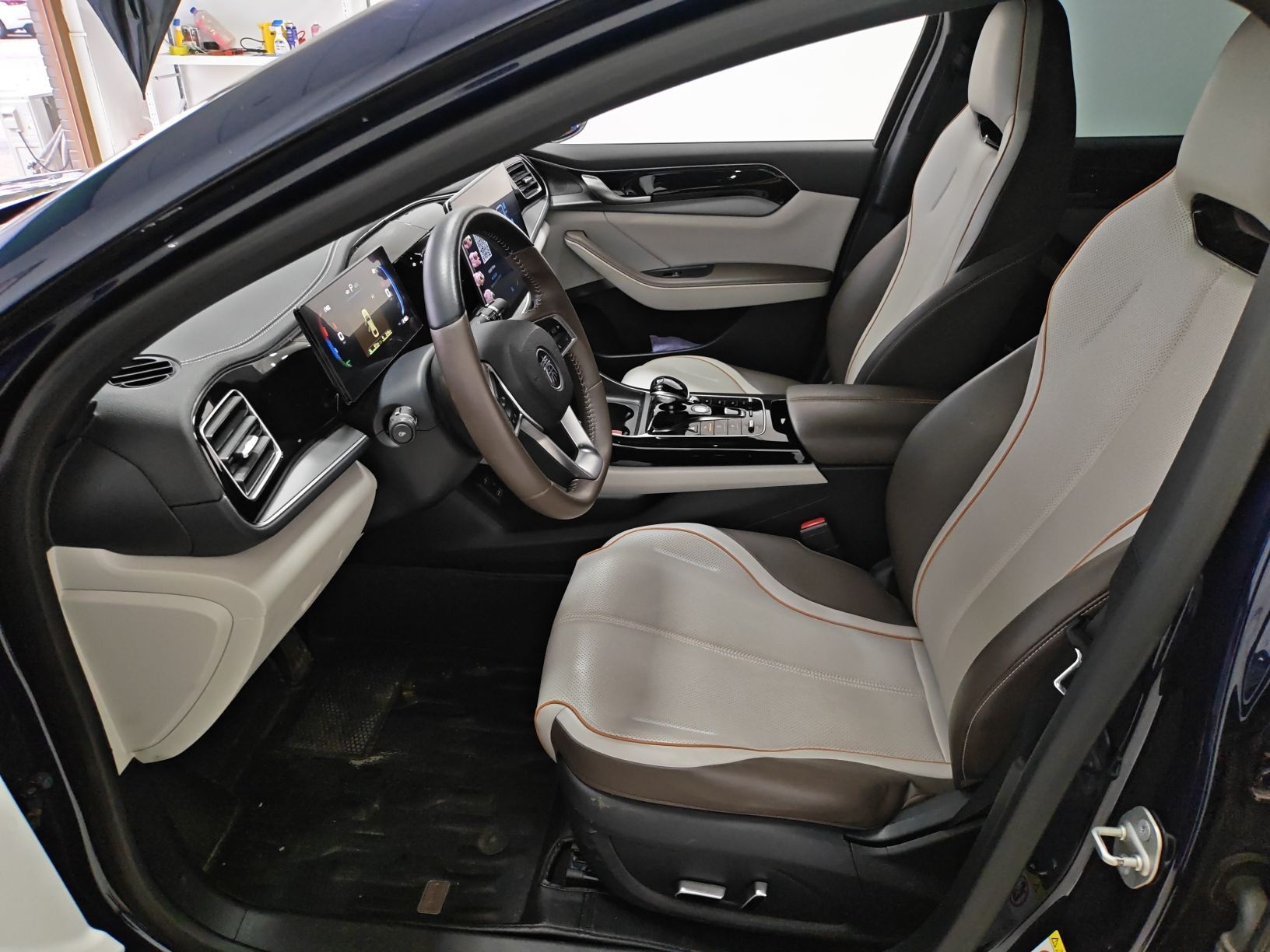 Переднее сиденье в автомобиле