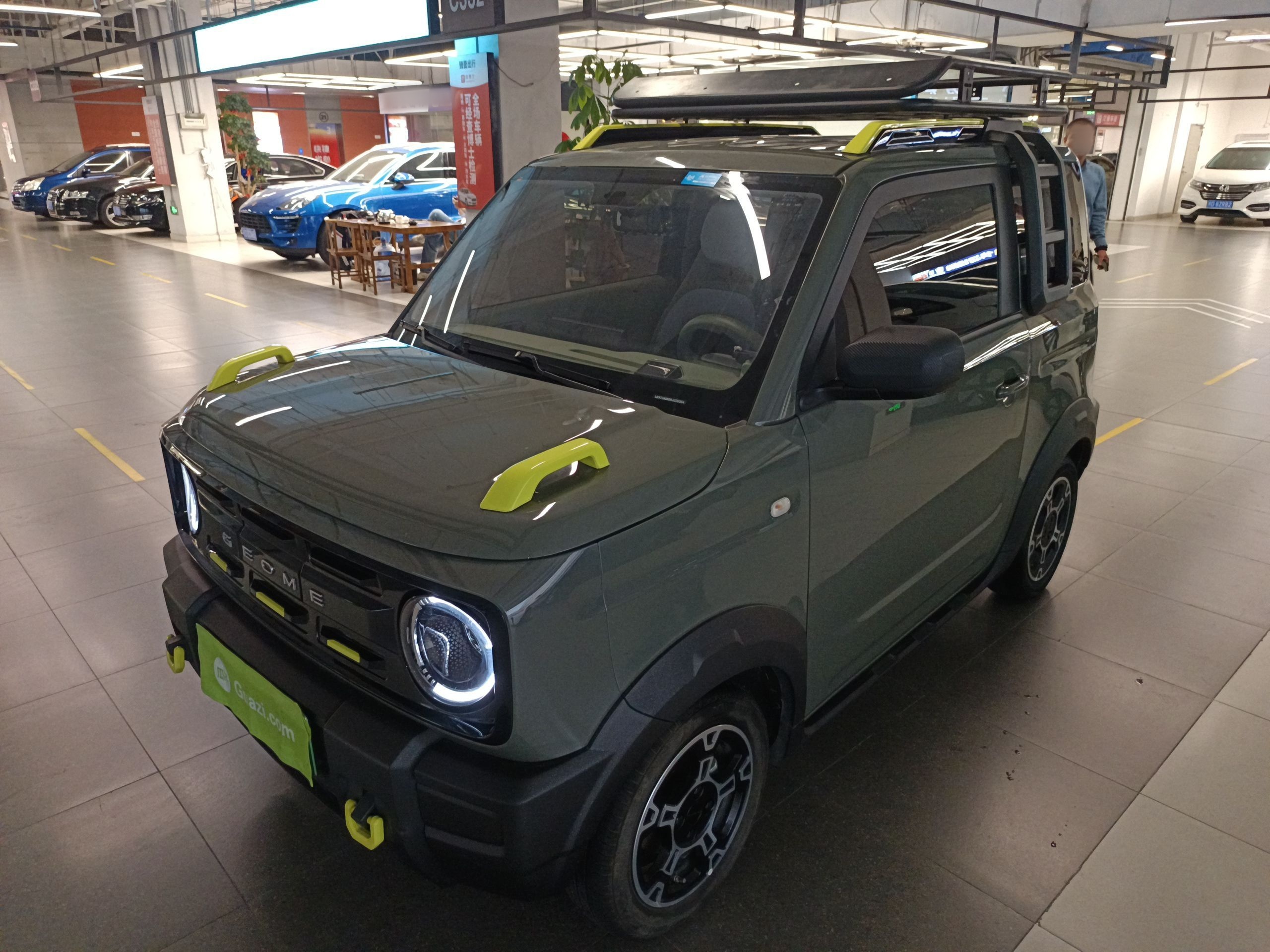 تحت مقدمة السيارة