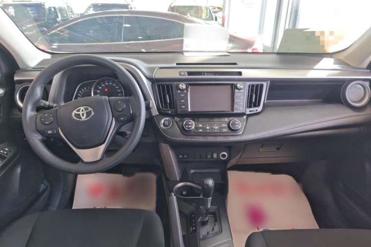 Used Toyota RAV4 2016 2.0L CVT Two-Wheel Drive Fashion Edition China V Standard
