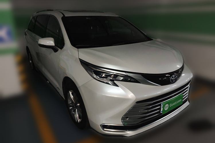 Used Toyota SIENNA 2021 2.5L Hybrid Platinum Edition Front Right 45 Deg