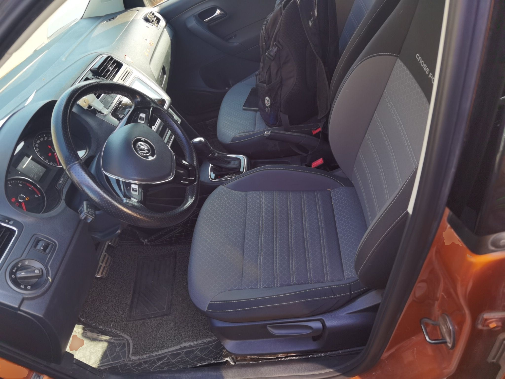 Переднее сиденье в автомобиле