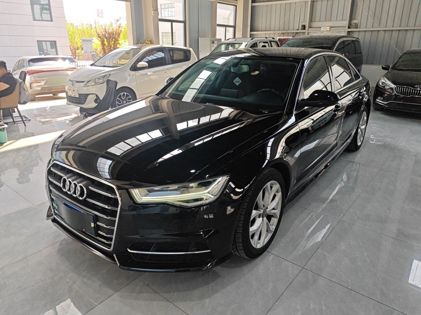 تحت مقدمة السيارة