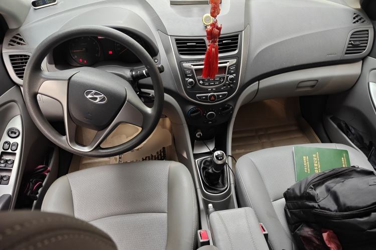 Used Hyundai Verna (older generation) 2014 1.4L Manual Smart GLS Trim Center Console