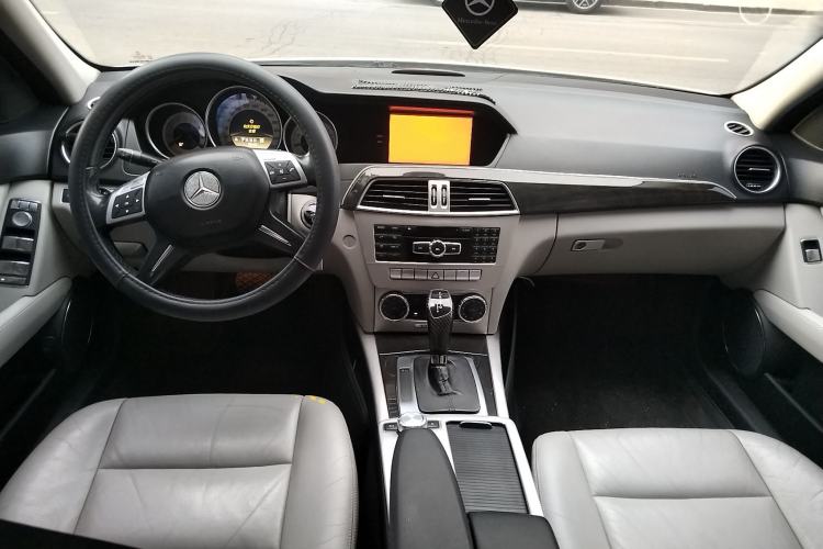 Used Mercedes-Benz C-Class 2011 C 200 CGI Fashion Model Center Console