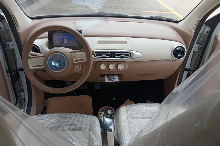 Used Wuling Hongguang MINIEV 2025 Four-Door Version Advanced Edition Center Console