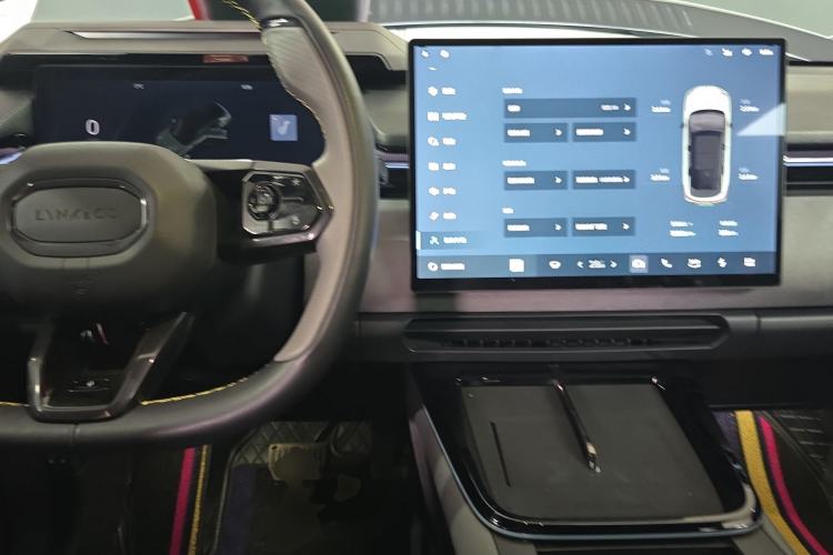 Used Lynk & Co 08 EM-P 2023 220 km Limited-Time Edition Center Console