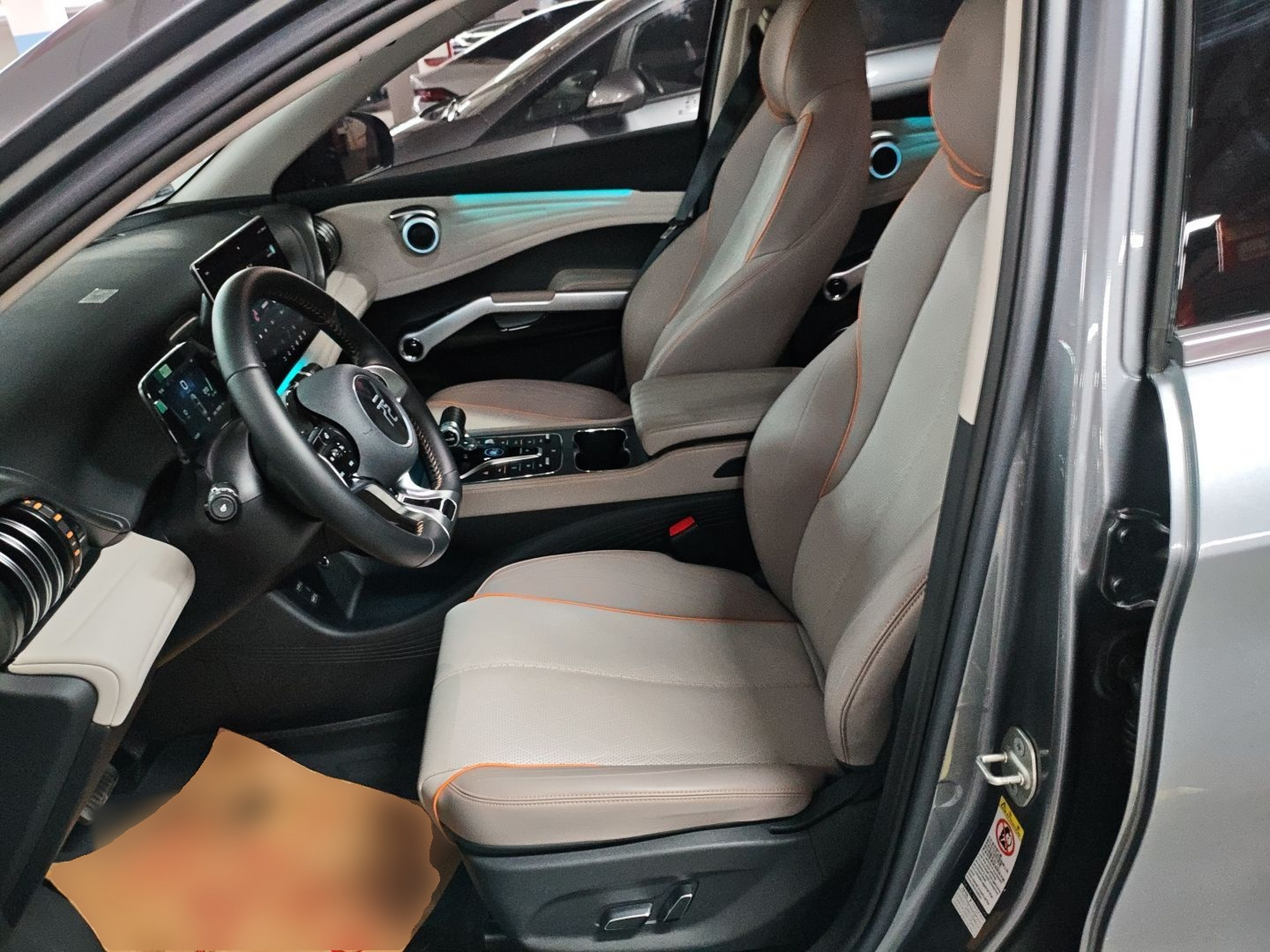 Переднее сиденье в автомобиле